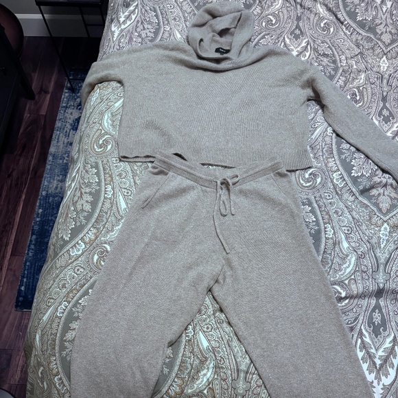 Theory Cashmere set in beige for women. Both hoodie & pant size Medium - Picture 1 of 5
